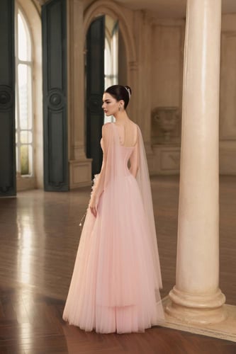 فستان من التول والحرير بزهور مطرزه يدويا من جوزفين