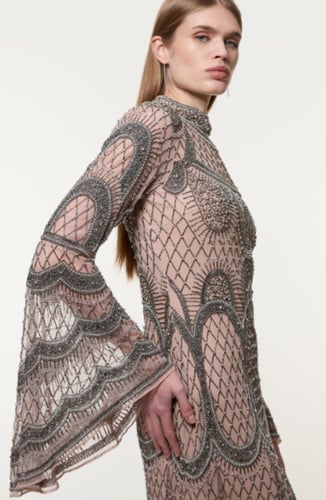 فستان ماكسي صغير مزين بالخرز بأكمام طويلة من كارين...