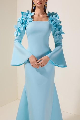 فستان ماكسي بأكمام واسعة مزين بزهور ثلاثية الأبعاد