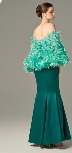 فستان من الحرير مع أكمام مزينه بالزهور باللون الأخ...