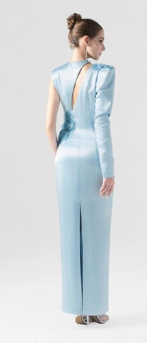 فستان ماكسي من الحرير مع ثنيات باللون الأزرق من كا...