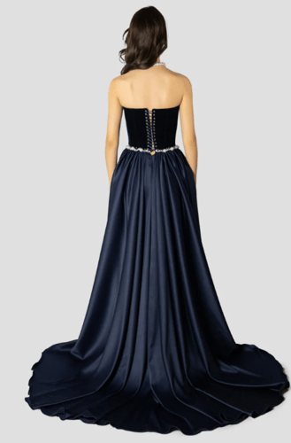 فستان مطرز باللون الأزرق الداكن واللؤلؤ من فالنتاي...