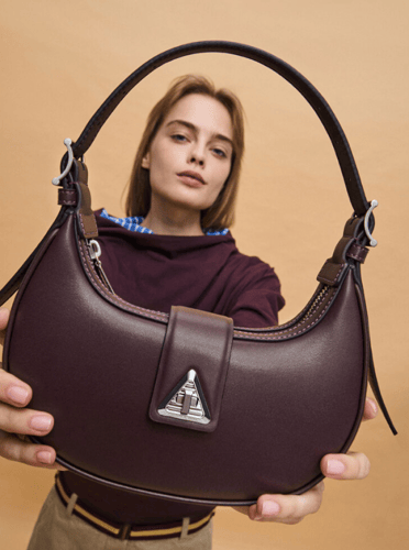 حقيبة كتف بحزام مزينة بلمسات معدنية من تشارلز اند...