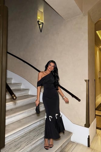 فستان أسود مع فيونكة من آيو أتيليه