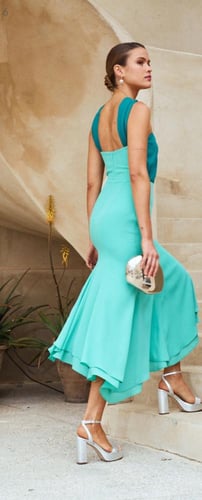 فستان ميدي من الشيفون باللون الأخضر الزمردي من ميف...