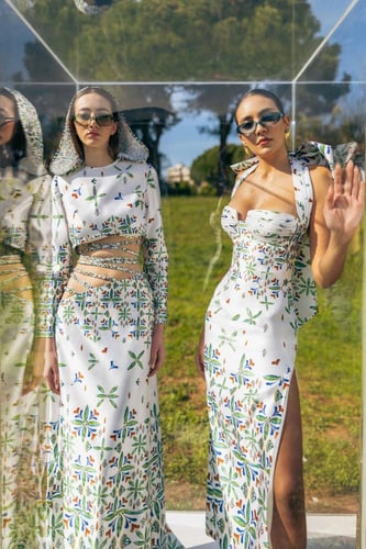 فستان ماكسي من قماش مطبوع من ميرنا جوهري