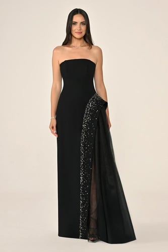 فستان ماكسي من الكريب المرصع بالأحجار من ألفا بيتا