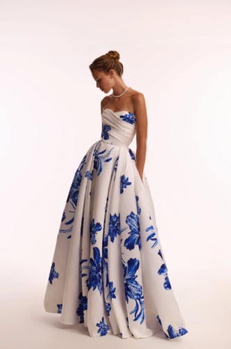 فستان ماكسي باللون الأبيض مع زهور زرقاء من اتز ميل...