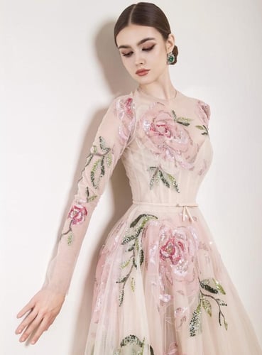 فستان كوتور من التول والحرير مزين بالترتر تونغ فو...