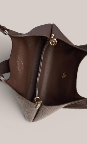 حقيبة يد من الجلد مع تفصيل معدني بالمنتصف من شوب ف...