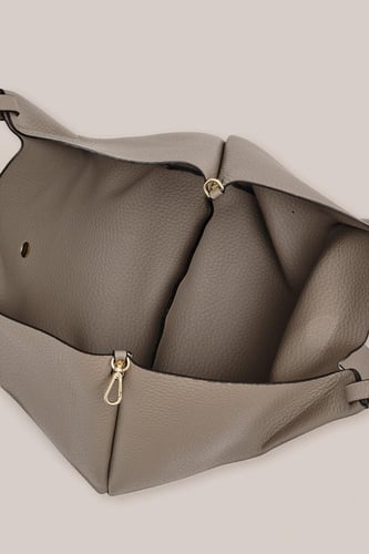 حقيبة يد من الجلد كبيرة مع تفصيل معدني بالمنتصف با...