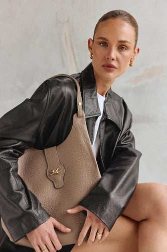 حقيبة يد من الجلد كبيرة مع تفصيل معدني بالمنتصف با...