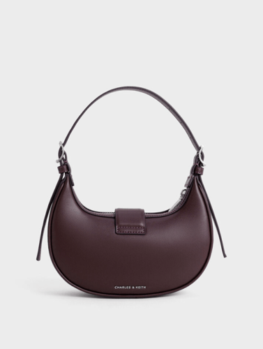 حقيبة كتف بحزام مزينة بلمسات معدنية من تشارلز اند...