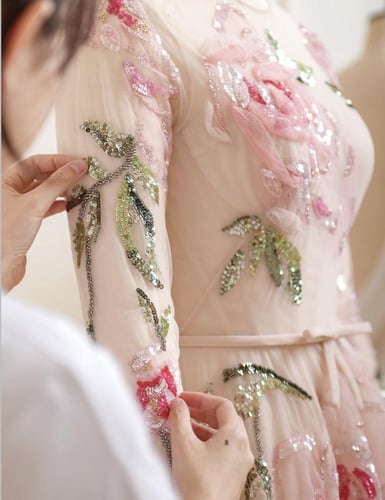 فستان كوتور من التول والحرير مزين بالترتر تونغ فو...