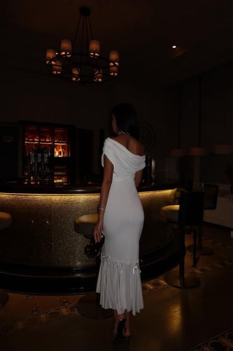 فستان أبيض مع فيونكة من آيو أتيليه