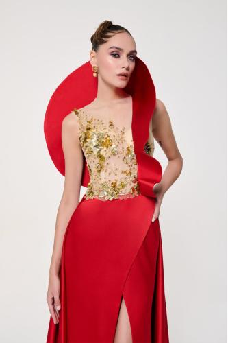 فستان طويل من الكريب بلا أكمام مع تطريز بصدر من لي...