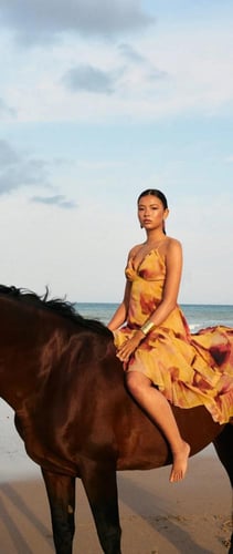 فستان طويل من الشيفون اللامع من ميفاي.