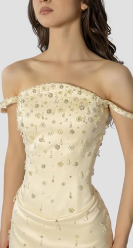 فستان ماكسي مطرز بالزهور باللون الأصفر من فالنتاين...