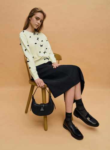 حقيبة كتف بحزام مزينة بلمسات معدنية من تشارلز اند...