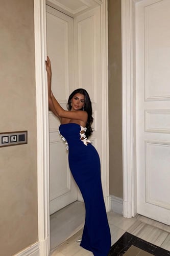 فستان مع فيونكات بالاطراف من آيو أتيليه