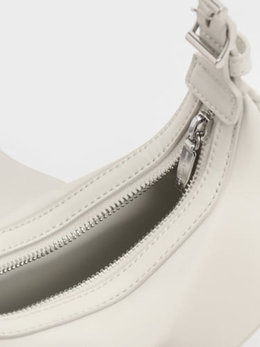 حقيبة كتف بحزام مزينة بلمسات معدنية من تشارلز اند...