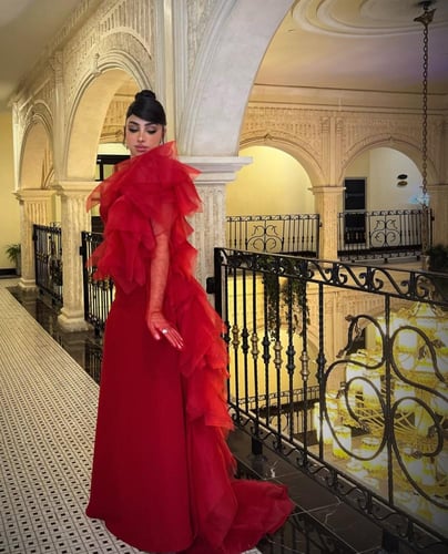 فستان من قماش الجازار مع طبقات من سارة المحيسن