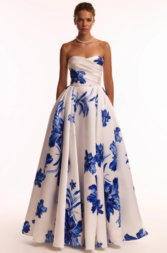 فستان ماكسي باللون الأبيض مع زهور زرقاء من اتز ميل...