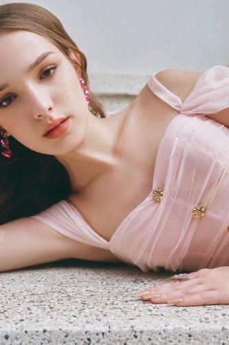 فستان باكمام باللون الوردي من مين بوليفارد