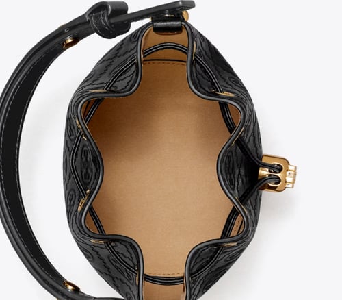 حقيبه صغيره من الجلد بطبعه المونوغرام من توري برتش