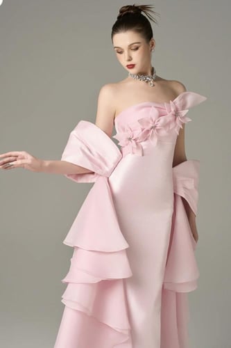 فستان مع الزهور المصنوعة يدويا مع طبقات من الشيفون...