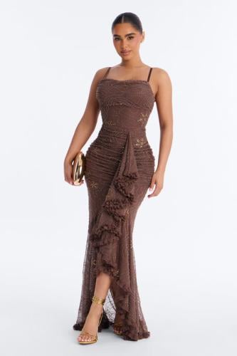 فستان بني بثنيات