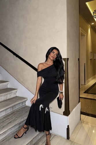 فستان أسود مع فيونكة من آيو أتيليه