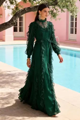 فستان من الدانتيل والشيفون باللون الاخضر