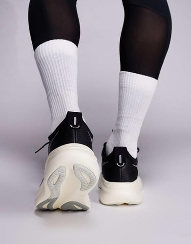 حذاء رياضي للجري باللونين الأسود والأبيض من اسيكس