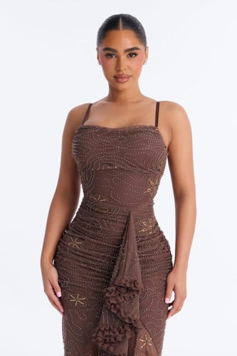 فستان بني بثنيات