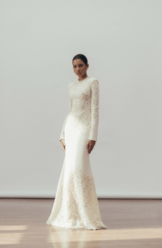 فستان بتصميم حورية البحر مع تفاصيل من الدانتيل مصن...