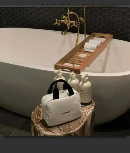 شنطة شانيل ابيض