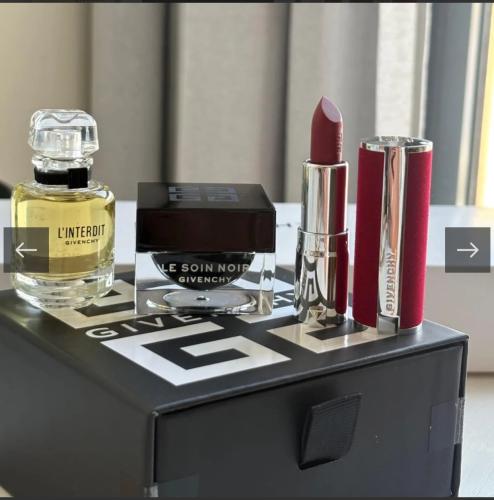 بوكس چفنشي شامل البوكي و الكيس ( عطر + روج + كريم...