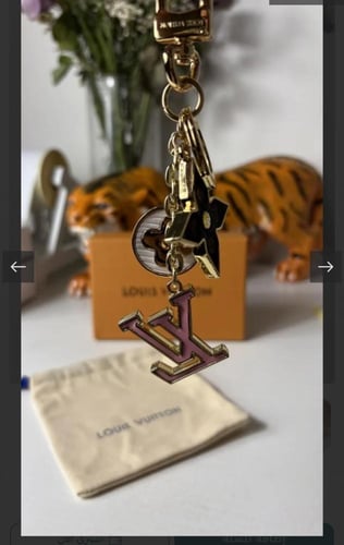 ميدالية لويس فيتون شامل كيس قماشي و بوكس