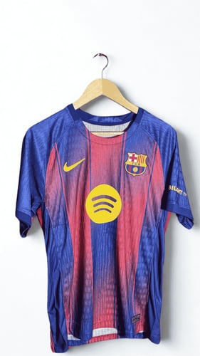 تيشيرت برشلونة الاساسي لموسم 2025/2026 نسخة اللاعب...
