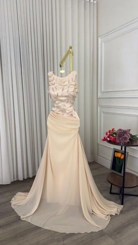 فستان ناعم لون لبني