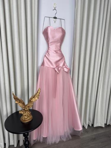 الفستان الناعم اللون الوردي