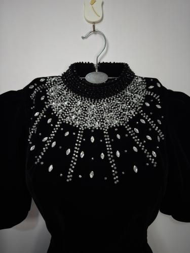 فستان ناعم اللون الاسود اللملكي