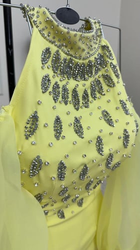 فستان سهرة ناعم لون اصفر