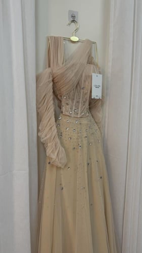 فستان راقي لون بيج