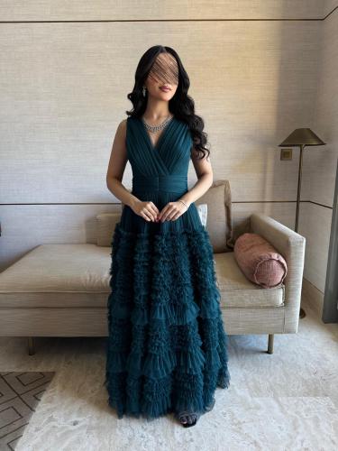 فستان سهره طويل مميز على ورود