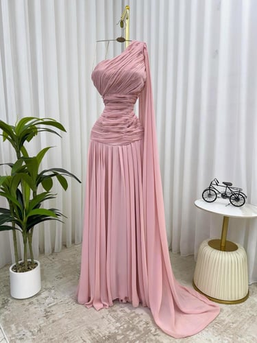 فستان فخم لون وردي