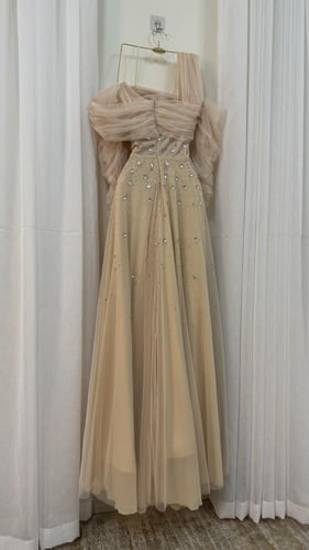 فستان راقي لون بيج