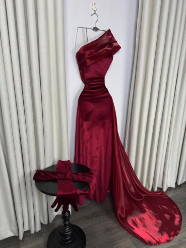 فستان مخمل عودي يخطف الانظار