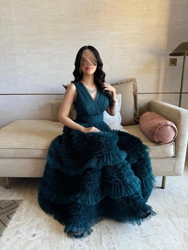 فستان سهره طويل مميز على ورود